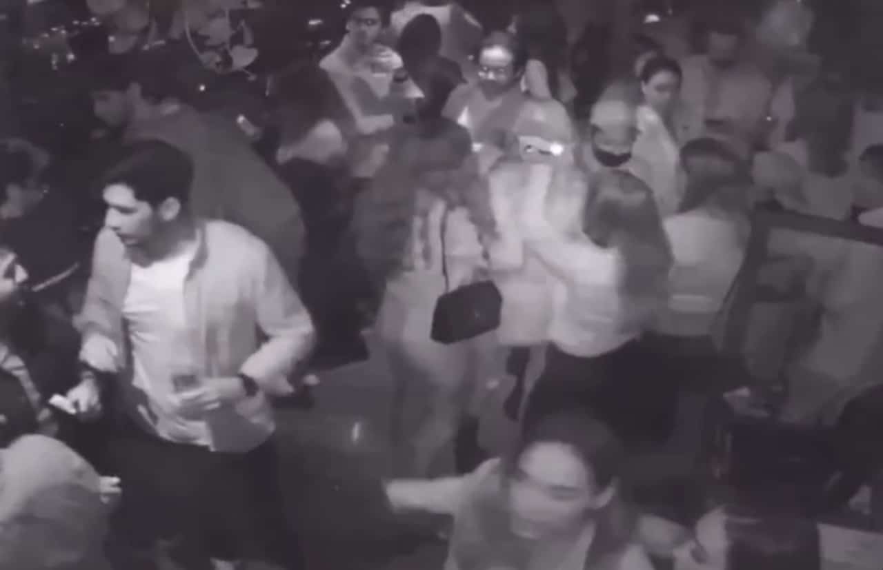 Despiden a hombre tras golpear a una mujer en bar de CDMX