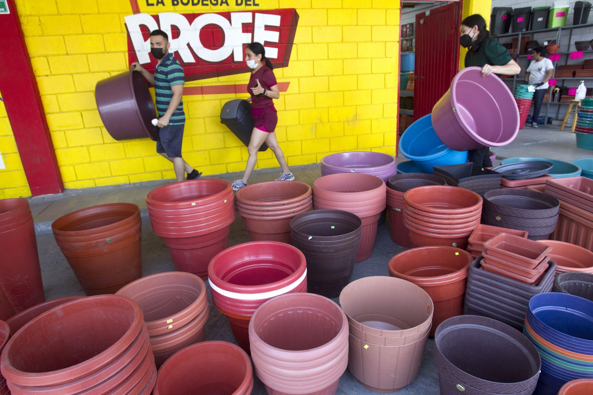 A hoA horas de realizar cortes al suministro de agua en Nuevo León, saturan tiendas para comprar tambos de almacenaje