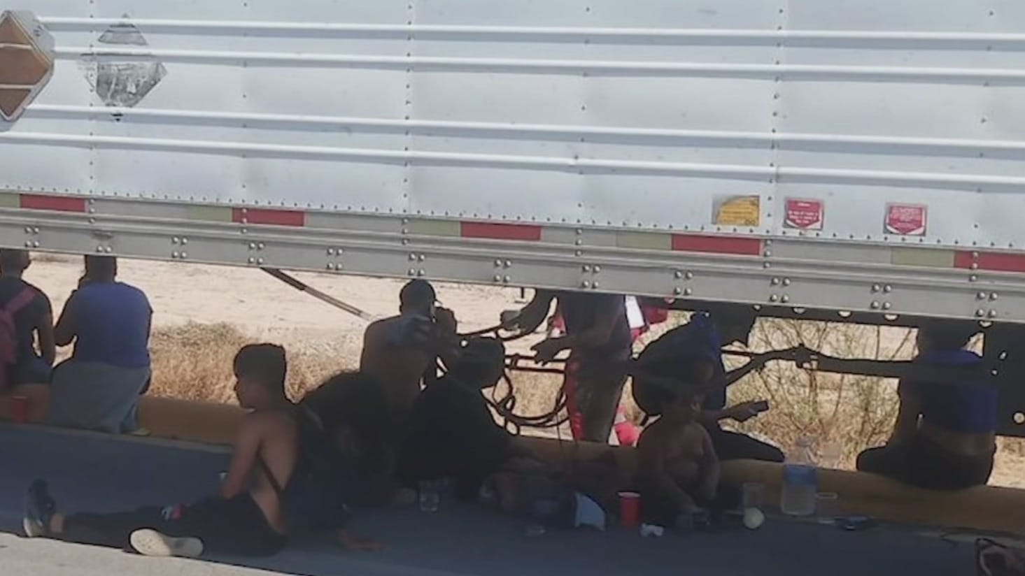 abandonan a 200 migrantes en la caja de un trailer en monclova