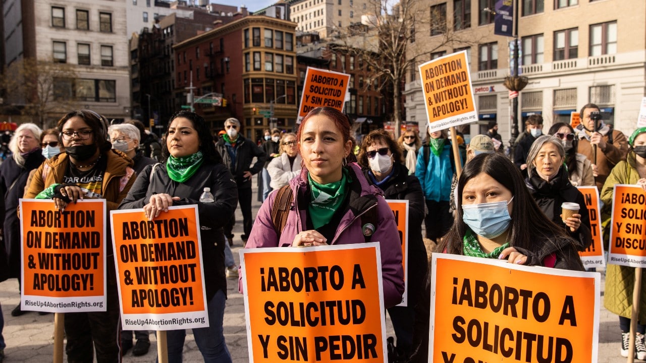Mujeres de NY denuncian durante el 8M el retroceso en el derecho al aborto en EEUU