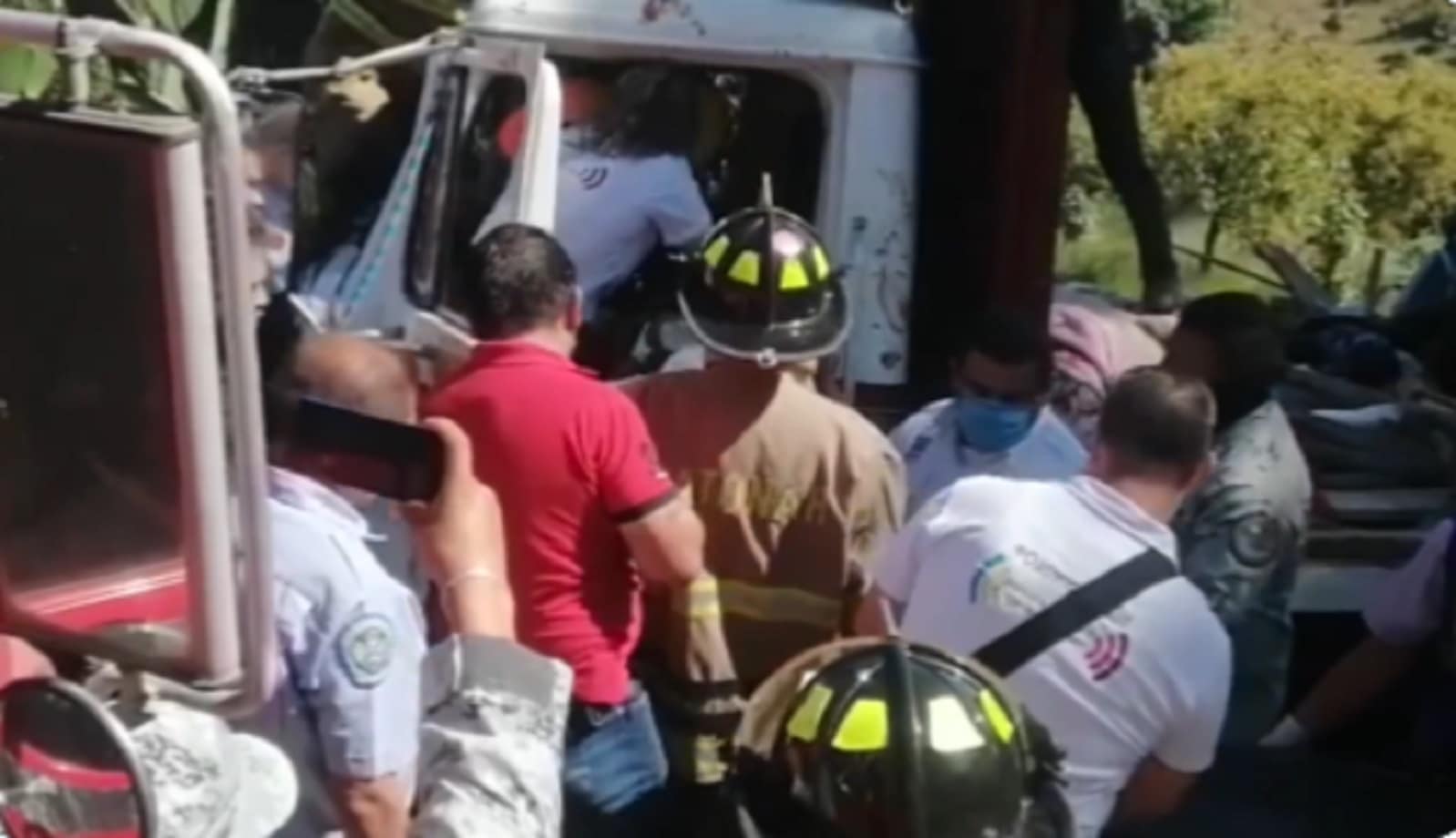 Choca camión con peregrinos en Michoacán; hay 10 lesionados