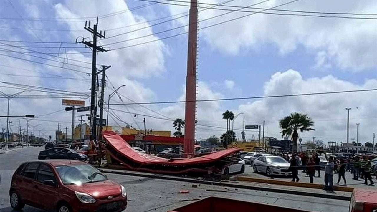 Video: Fuertes vientos en Matamoros provocan caída de anuncio espectacular sobre coche