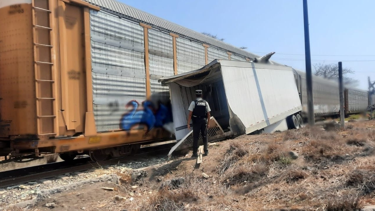 Tren embiste a tráiler que intentó ganarle el paso en la carretera Xalapa-Veracruz