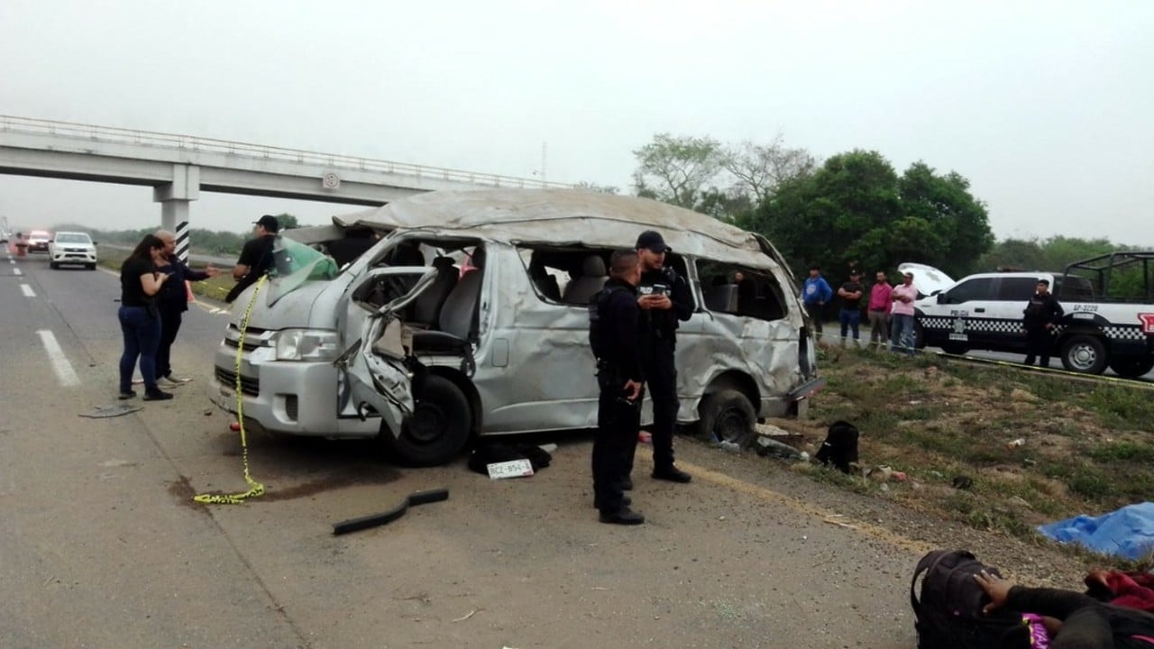 Mueren tres migrantes y 18 resultan heridos tras accidente en carretera de Veracruz
