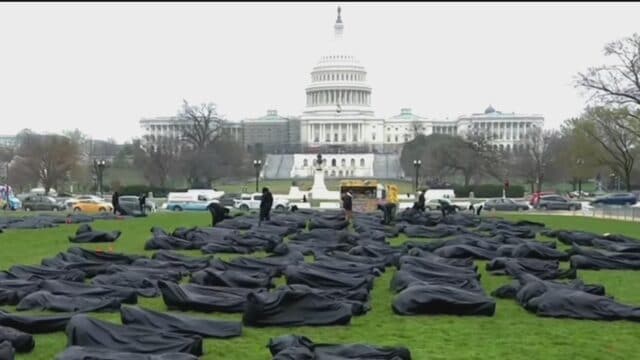 activistas colocan cientos de bolsas para cadaveres frente al capitolio