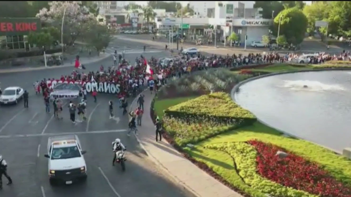 aficionados marchan por la paz en estadios en guadalajara