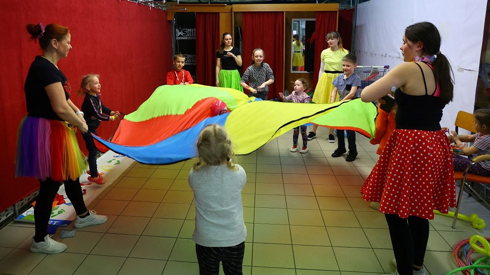 albergue de polonia organiza juegos para ninos refugiados ucranianos