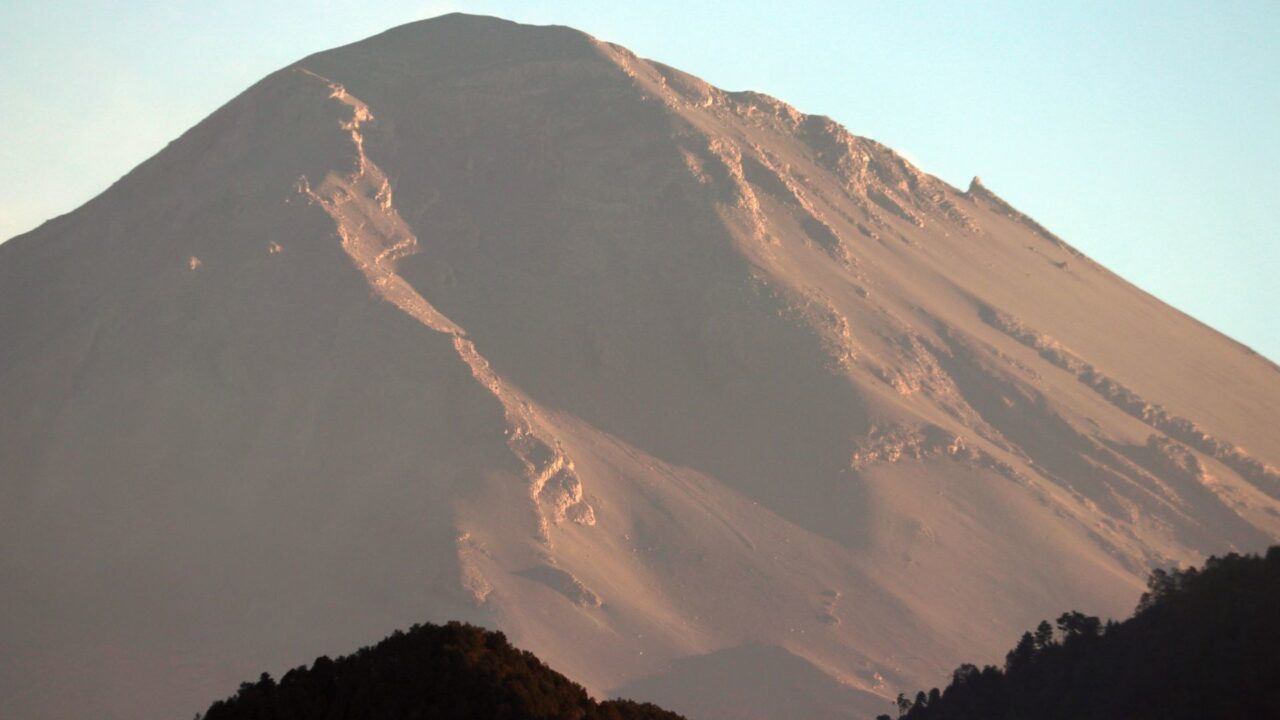 alpinista escala hasta el crater del popocatepetl