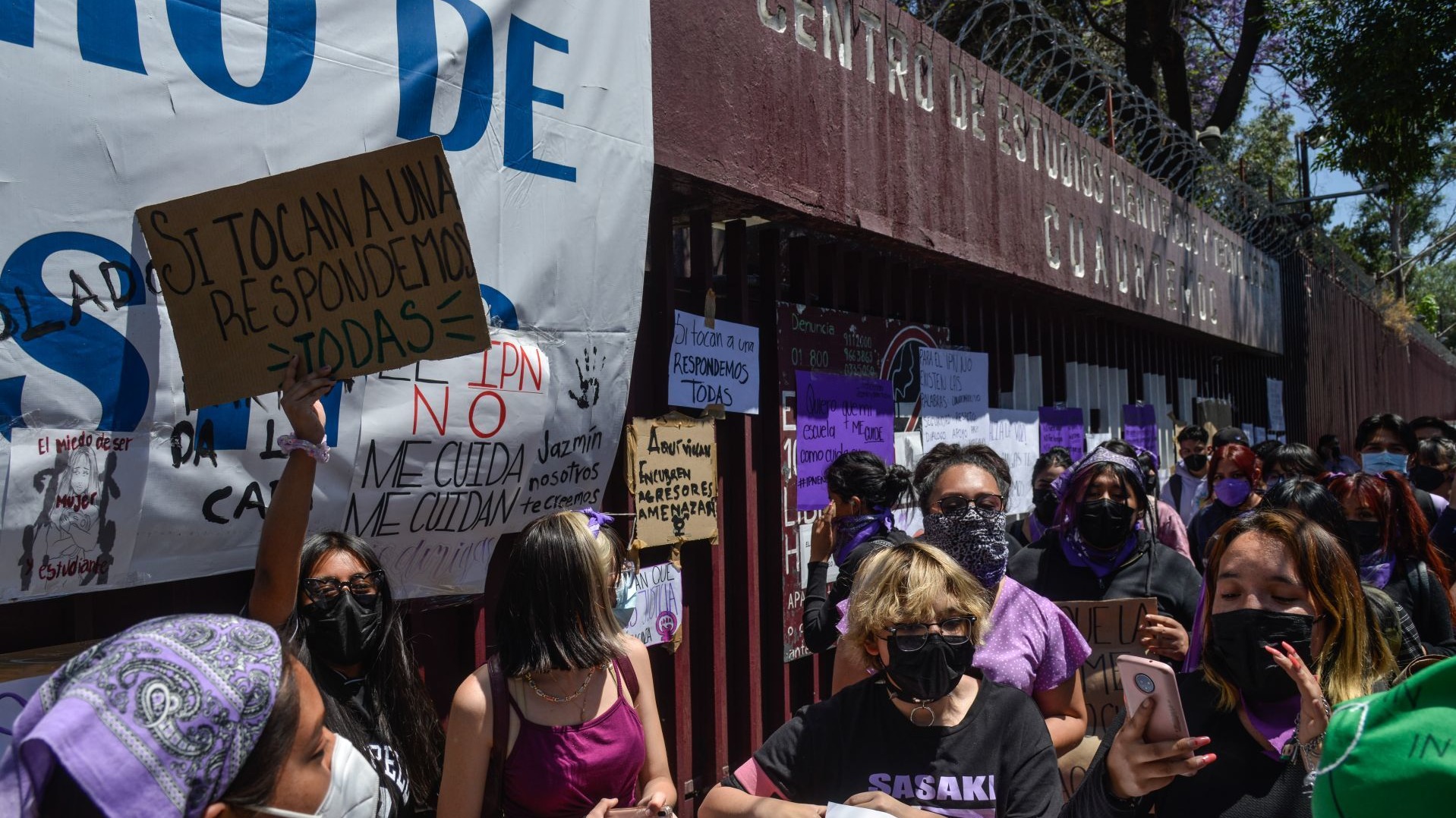 alumnas de la voca 7 protestan por presunto caso de violacion contra una estudiante