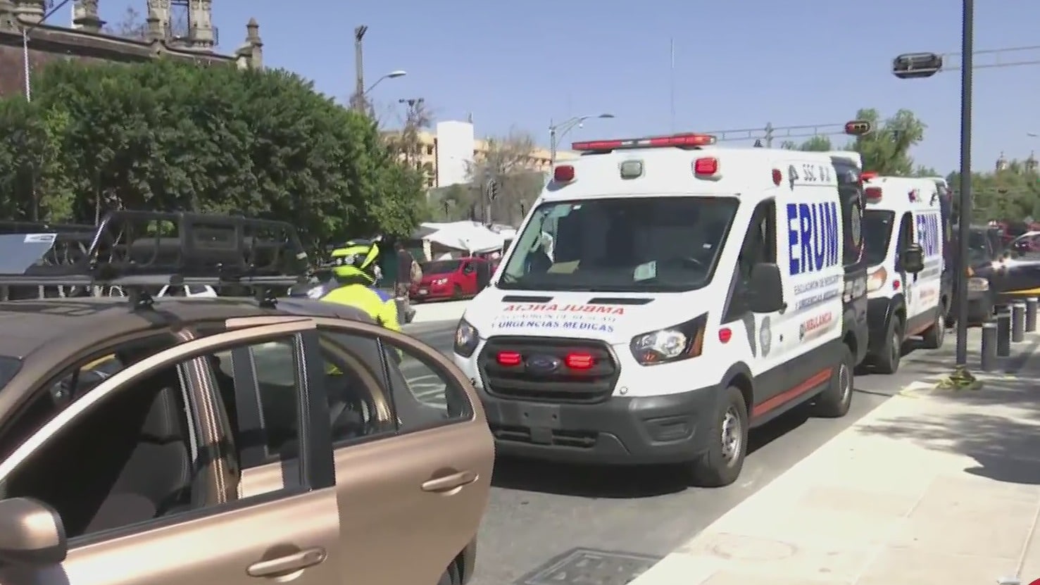 ambulancia del erum choca contra auto en avenida hidalgo