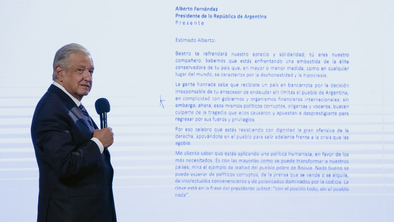 El mandatario mexicano, Andrés Manuel López Obrador (AMLO), lee la carta que envió al presidente de Argentina, Alberto Fernández