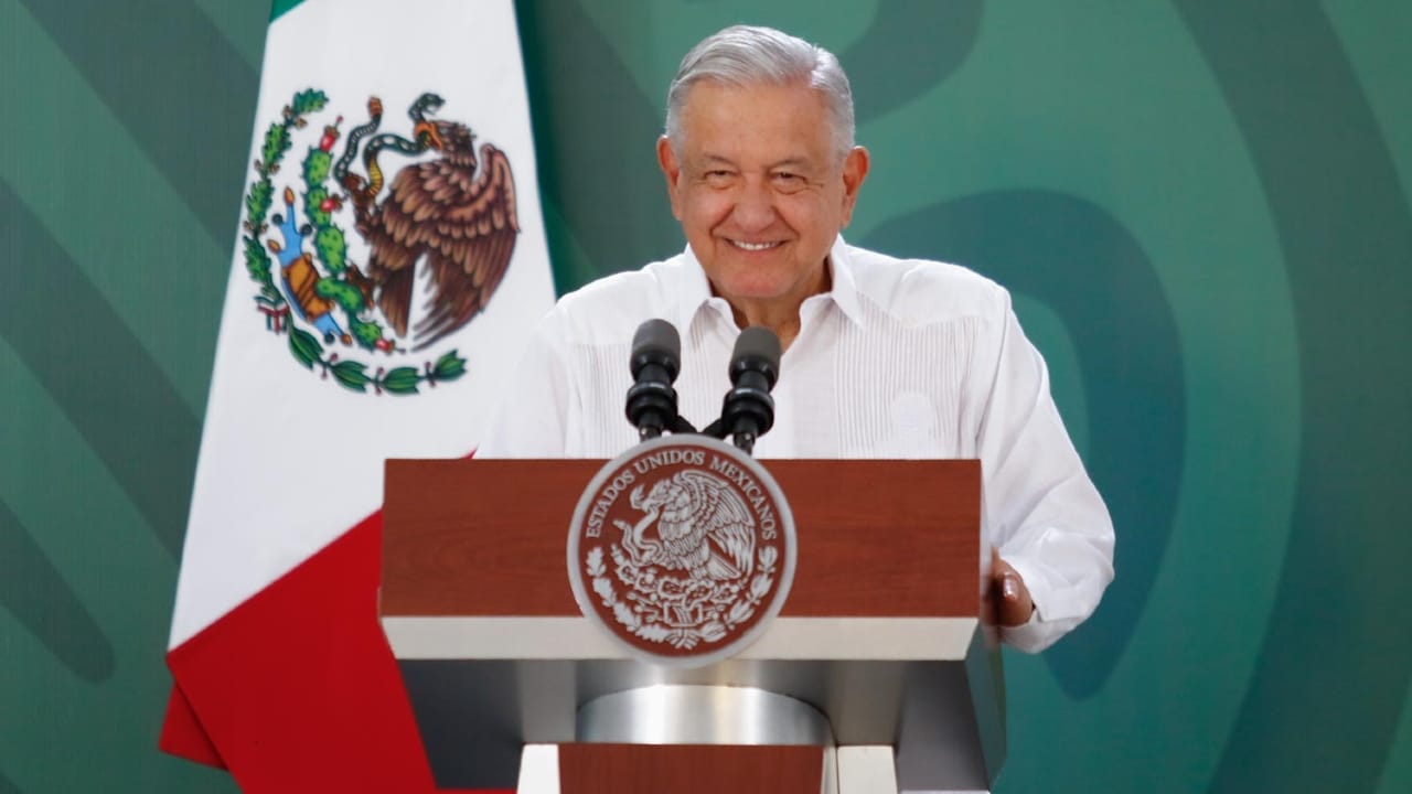 Fotografía del presidente Andrés Manuel López Obrador en su conferencia mañanera desde el estado de Veracruz.