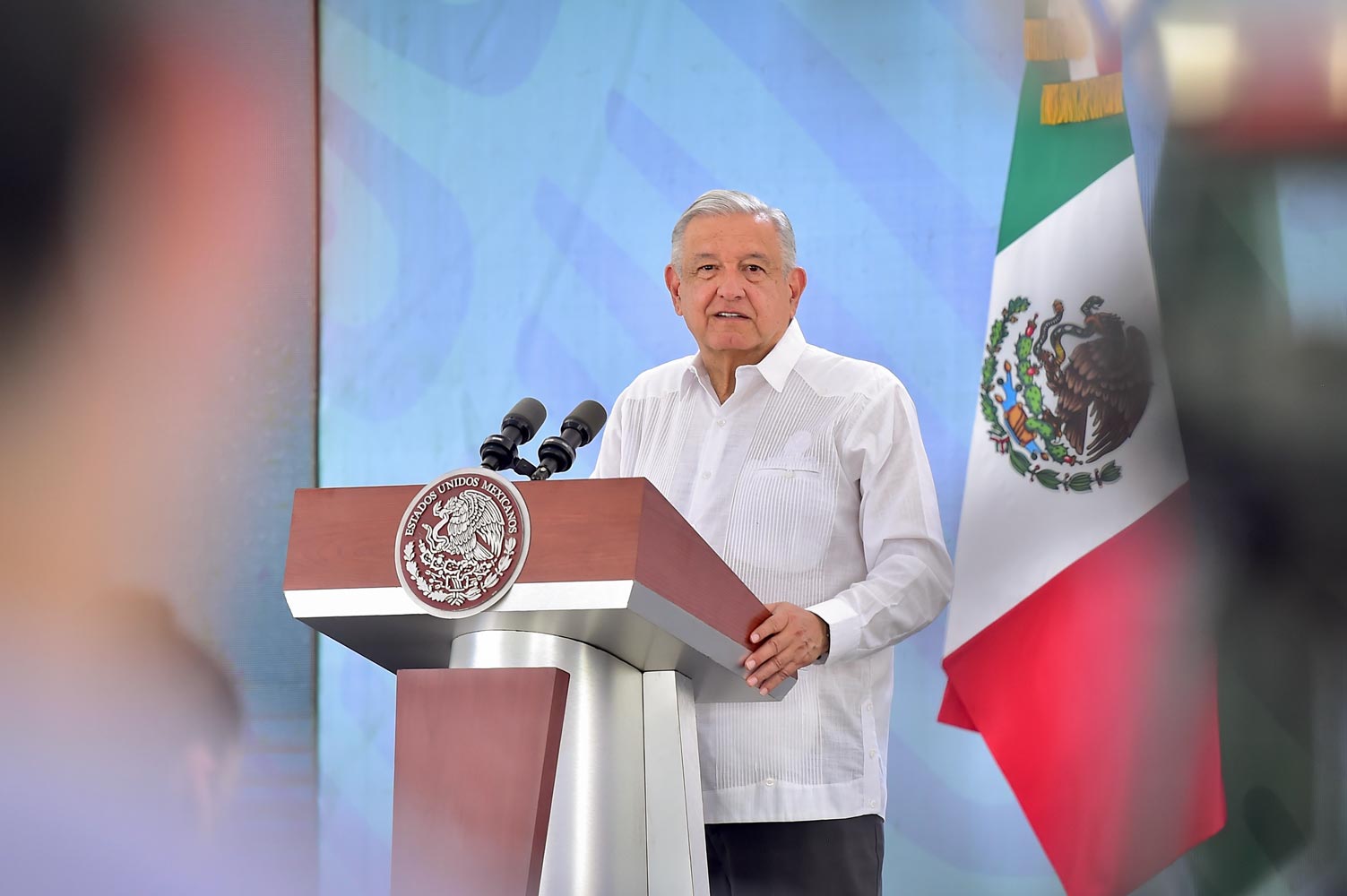 Fotografía del presidente Andrés Manuel López Obrador en su conferencia mañanera desde el estado de Veracruz.