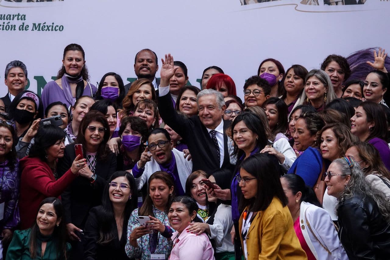 Andrés Manuel López Obrador se fotografió con las asistentes a la ceremonia con motivo del Día Internacional de la Mujer en Palacio Nacional (Cuartoscuro)