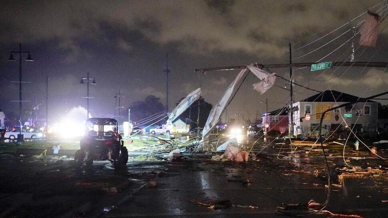 Escombros en Nueva Orleans tras el paso de una tormenta, 22 de marzo de 2022 (AP)