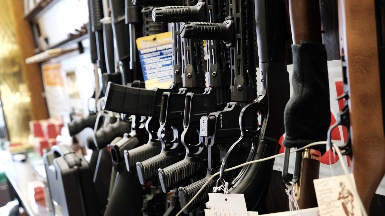 Rifles en el estante de la tienda Gun-A-Rama de Caso en Jersey City, Nueva Jersey (Getty Images)
