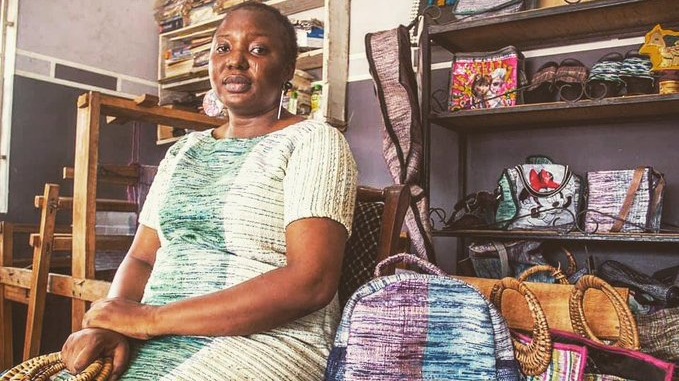 artesana nigeriana borda con plastico