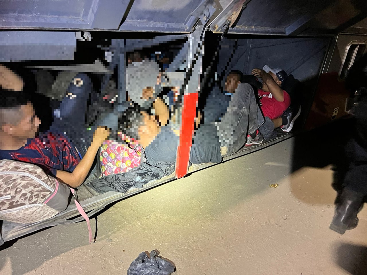 aseguran a migrantes que viajaban en autobus turistico en oaxaca