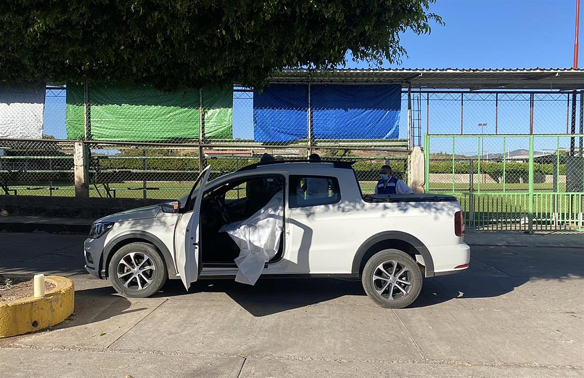 Vista del vehículo en que fue asesinado el alcalde del municipio de Aguililla, César Arturo Valencia (EFE)