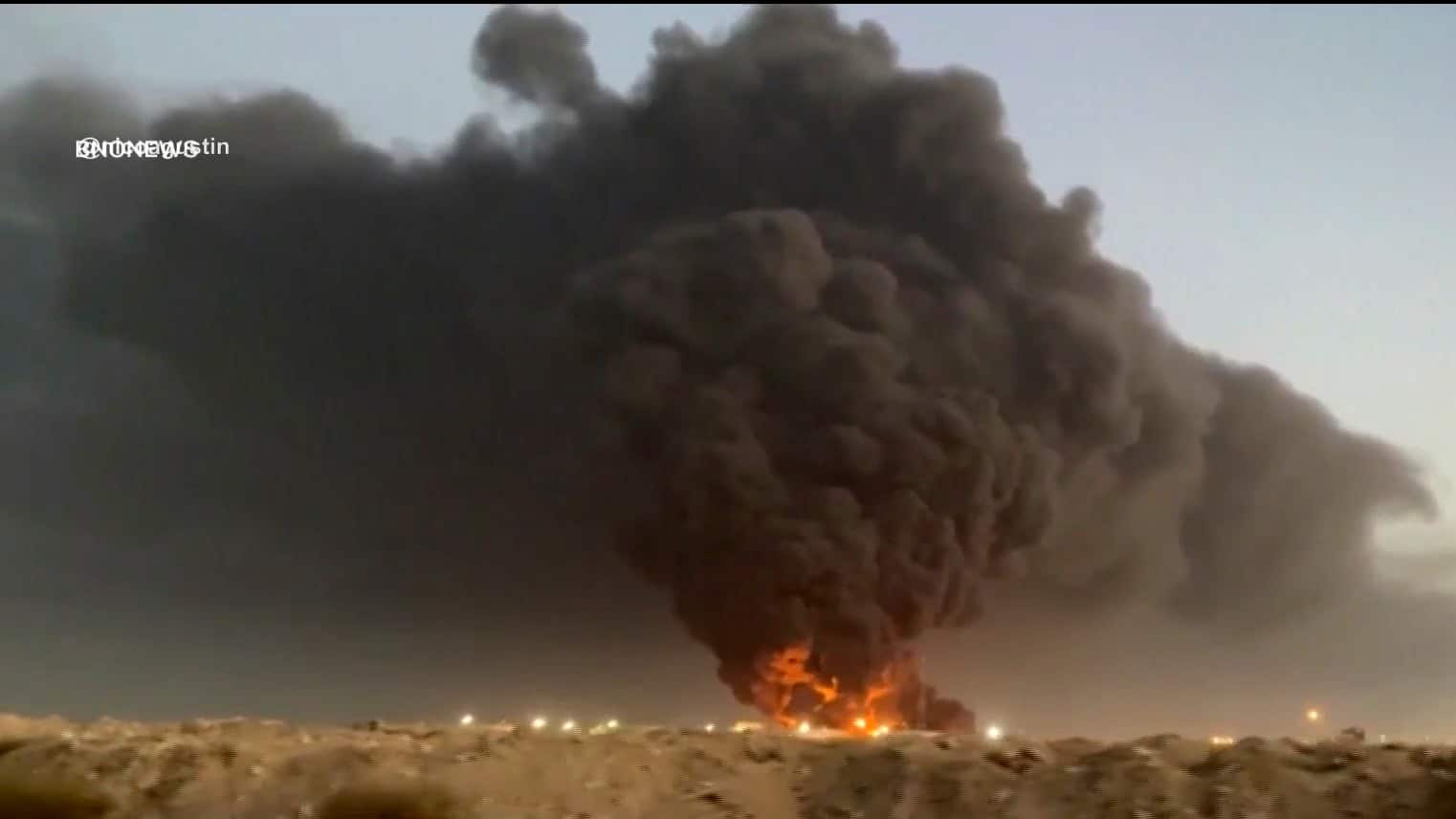 asi se ve enorme columna de humo por explosion cercana al circuito del gp de arabia saudita