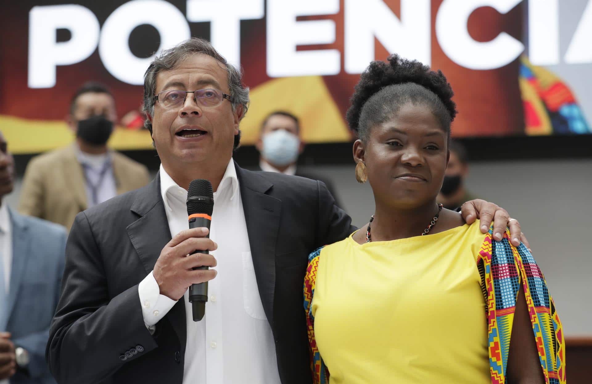 El aspirante presidencial de la izquierda colombiana, Gustavo Petro y su compañera de fórmula, la líder social afrocolombiana Francia Márquez (EFE)