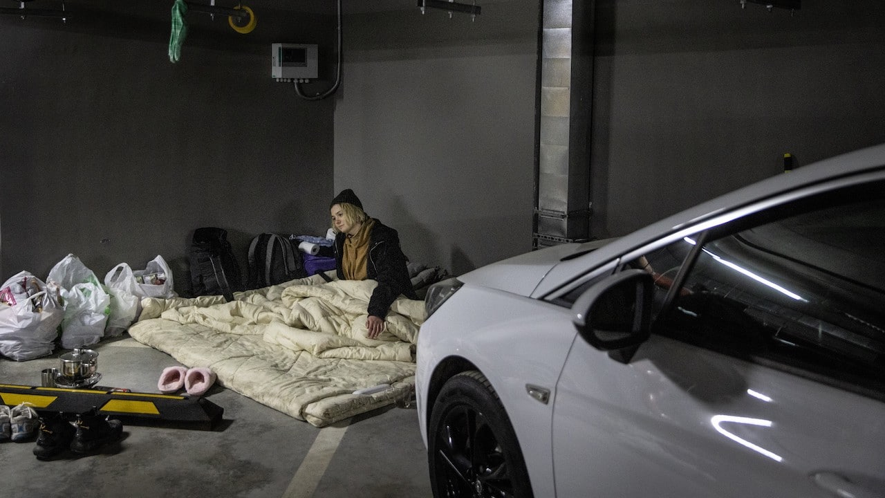 Una mujer descansa en un estacionamiento subterráneo en Kiev, Ucrania, 1 de marzo de 2022 (Getty Images)