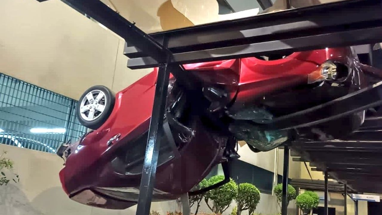 Auto cae desde lo alto del estacionamiento de una universidad privada en la CDMX; no reportan lesionados