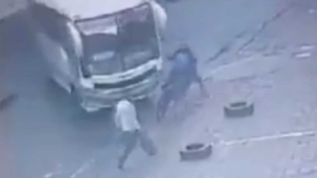 Atropellan a ladrones en Ecuador con un autobús
