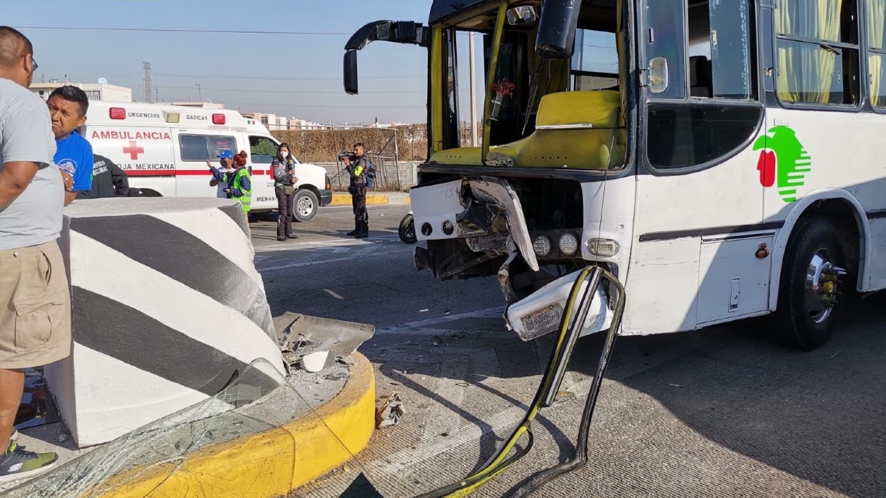Autobús de pasajeros sin frenos choca en la México-Pachuca