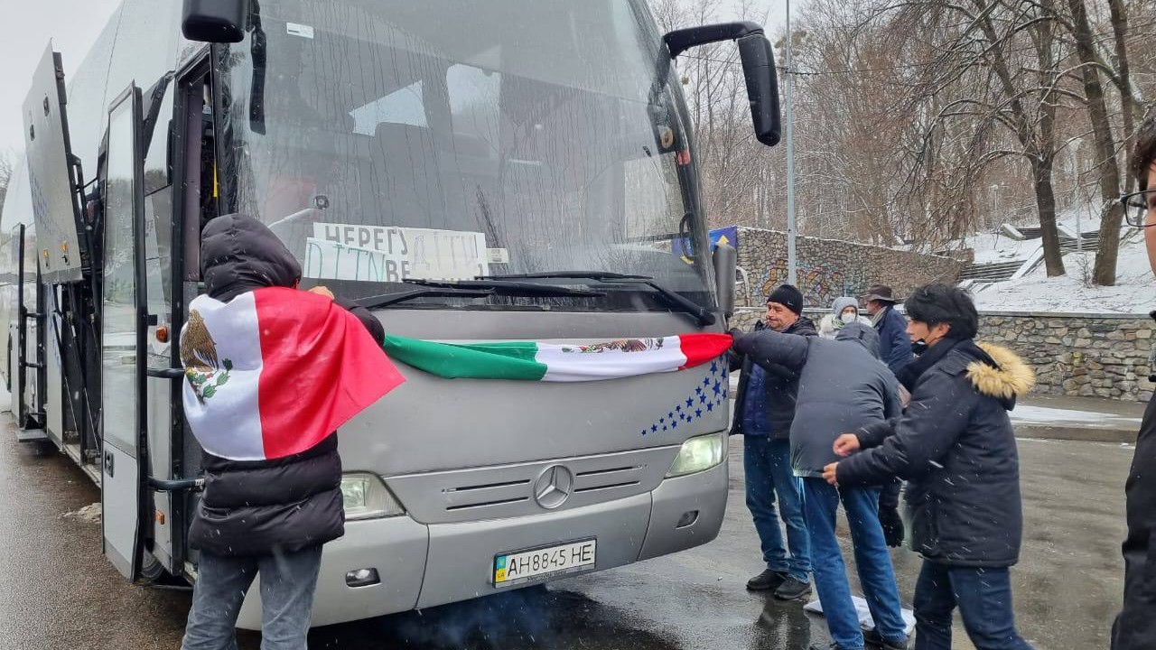autobus en ucrania con mexicanos abordo