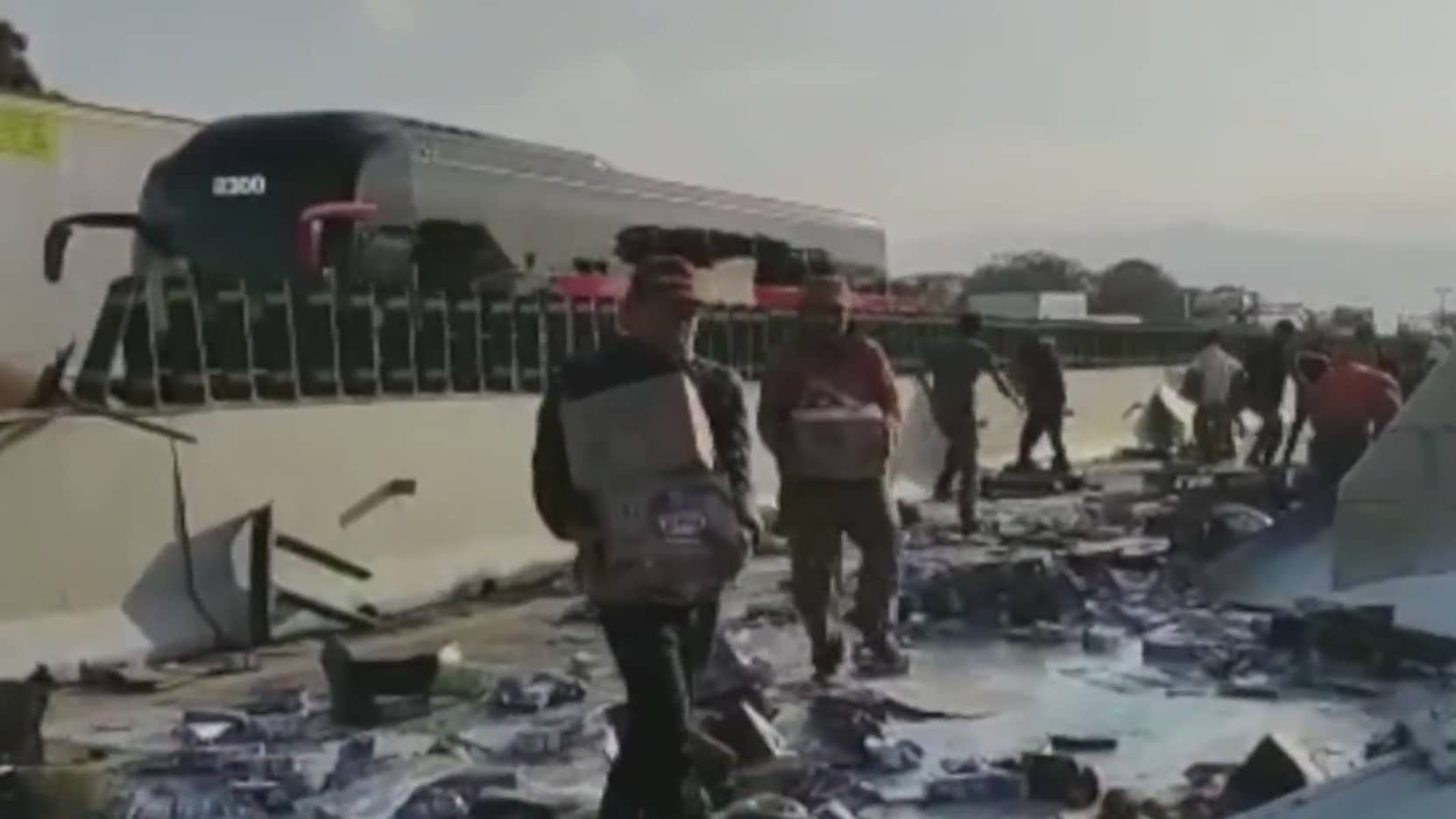 automovilistas realizan rapina tras volcadura de trailer en la mexico puebla