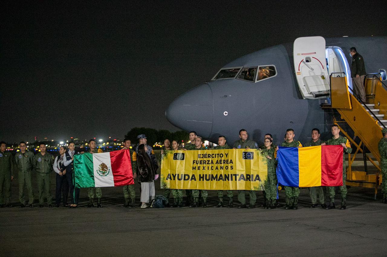 Avión con mexicanos evacuados desde Ucrania aterriza en aeropuerto de la CDMX
