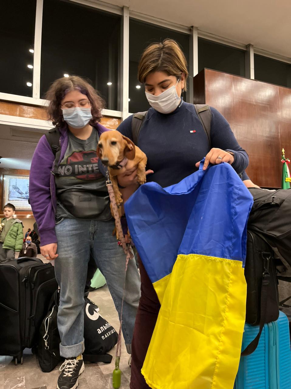 Avión con mexicanos evacuados desde Ucrania aterriza en aeropuerto de la CDMX