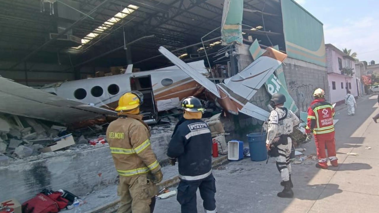 Autoridades auxilian a las personas afectadas ante el desplome de una avioneta en Temixco (Twitter: @GN_MEXICO_)