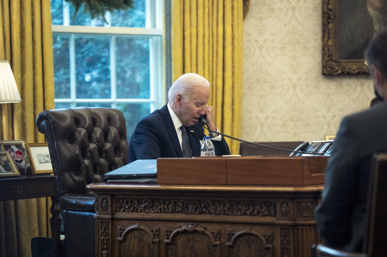 El presidente de Estados Unidos, Joe Biden, habla por teléfono con el presidente de Ucrania, Volodimir Zelenski (Getty Images)