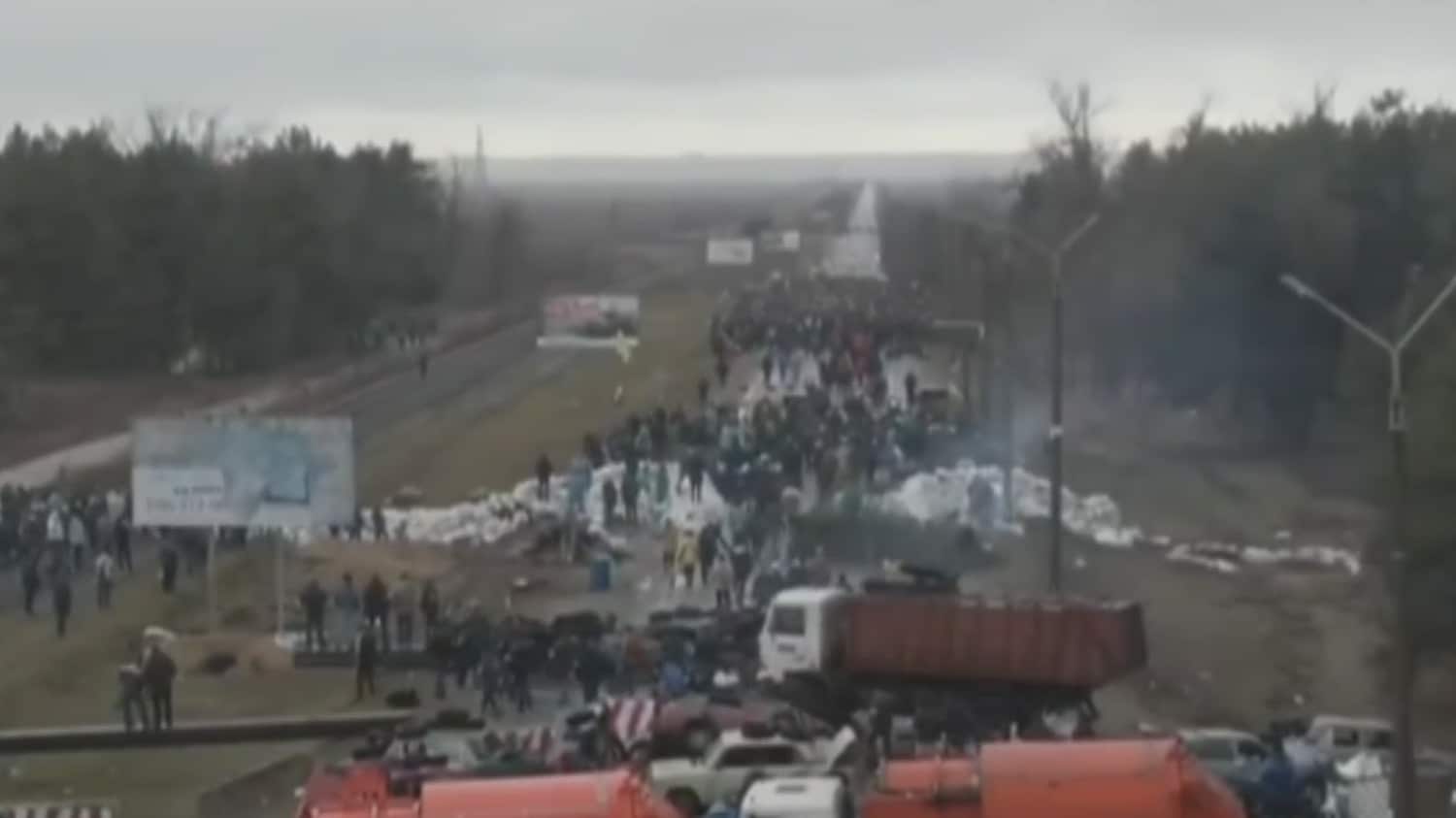 bloquean con llantas y camiones recolectores de basura accesos a planta nuclear en ucrania