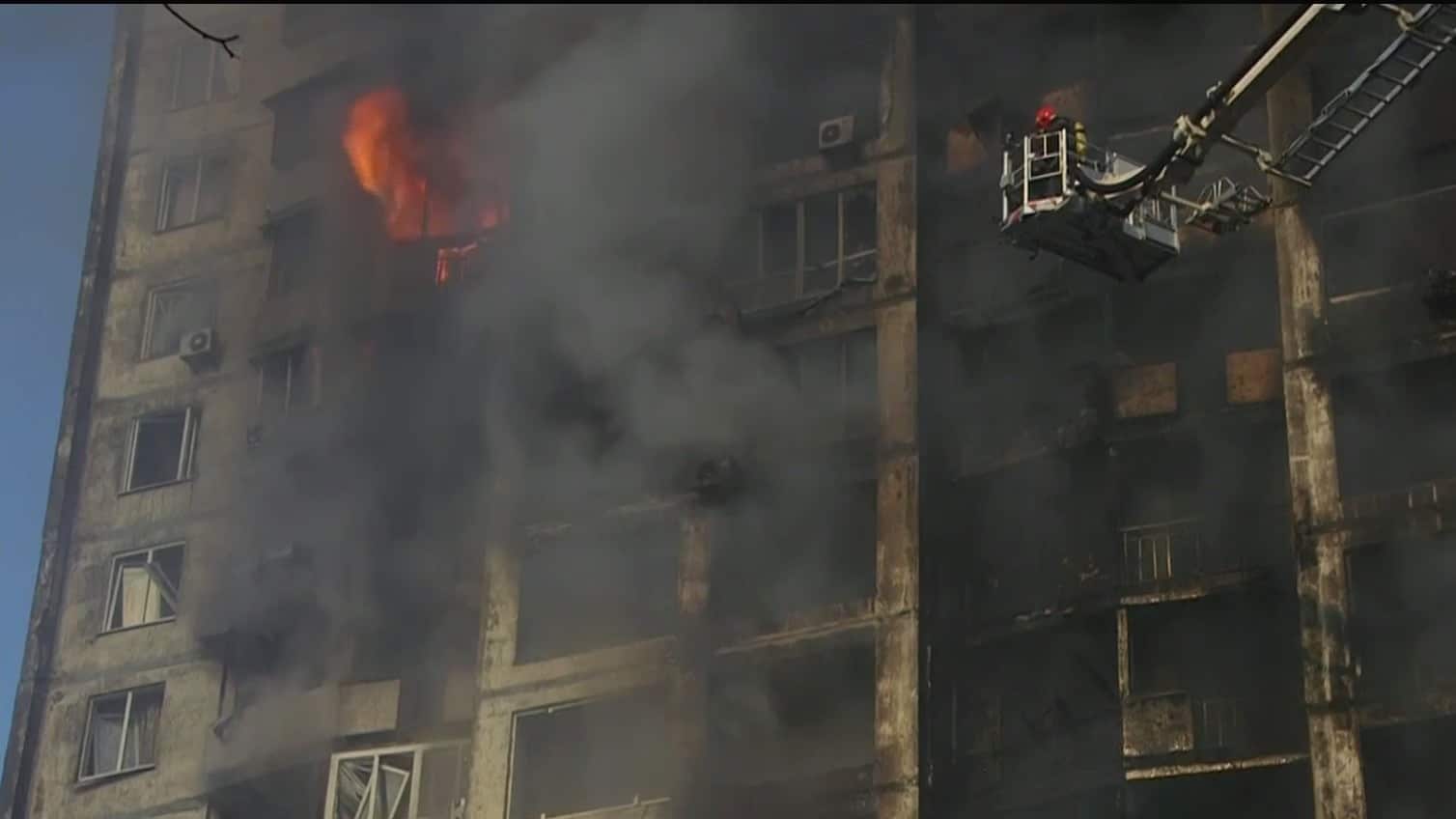 bombardean edificios residenciales en centro de kiev ucrania