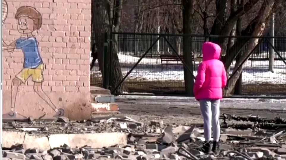 bombardean teatro de mariupol con civiles ucranianos