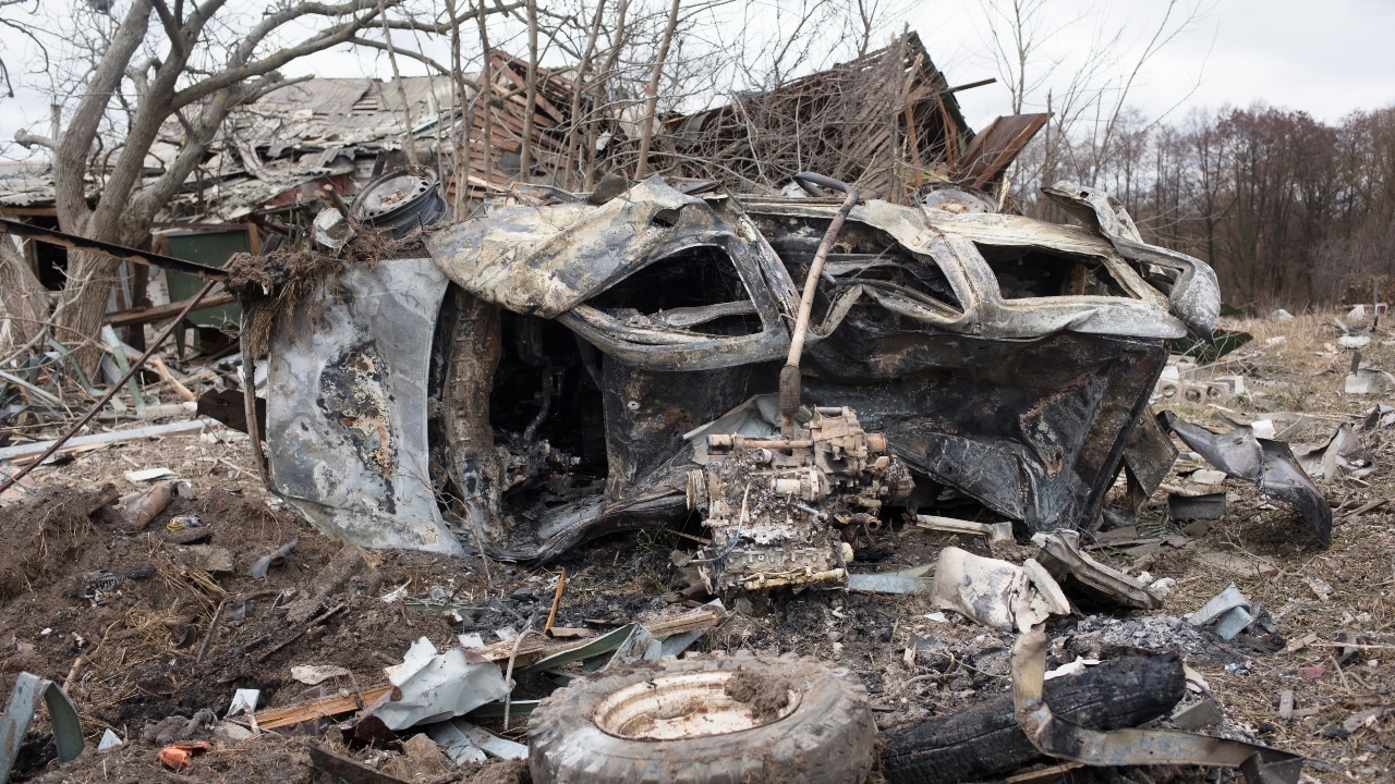 Vista de un automóvil incendiado donde murieron 4 personas por un bombardeo en Markhalivka, Ucrania