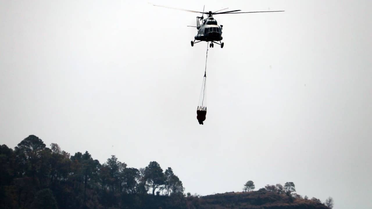 brigadistas continuan con combate al incendio forestal en cerro del tepozteco