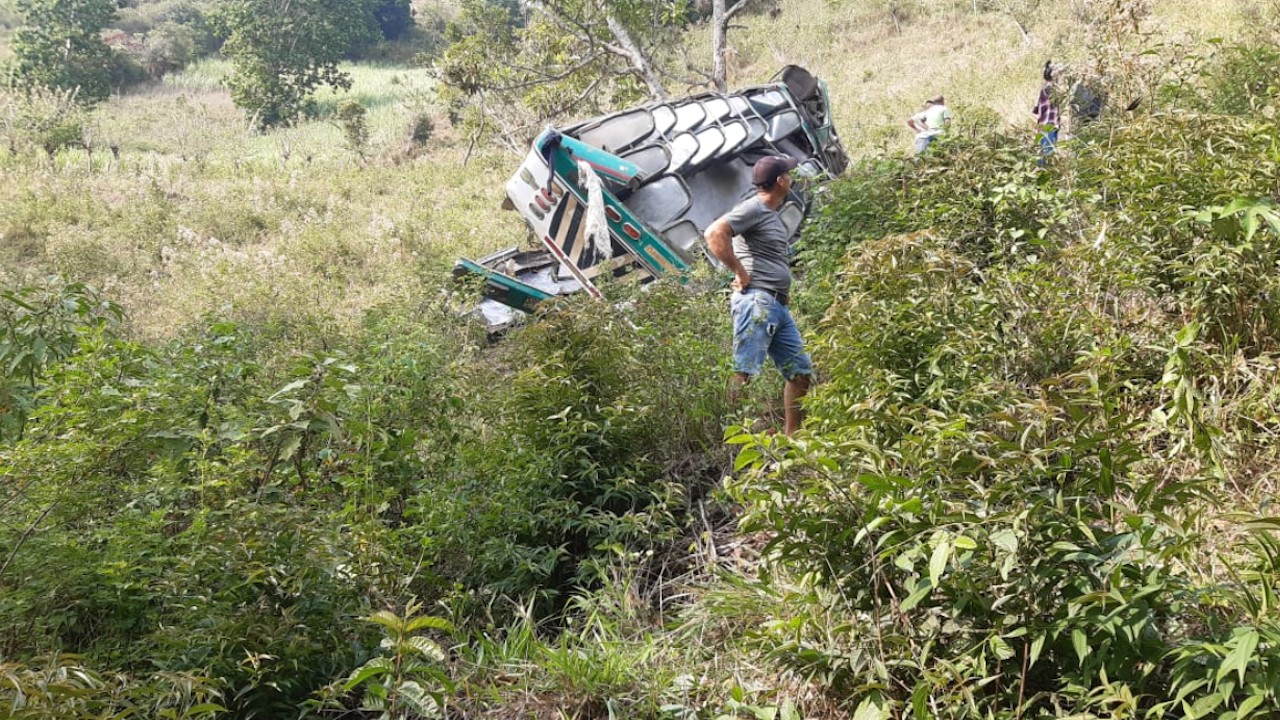 Autobús escolar accidentado en Colombia (Twitter: @RochexRB27)