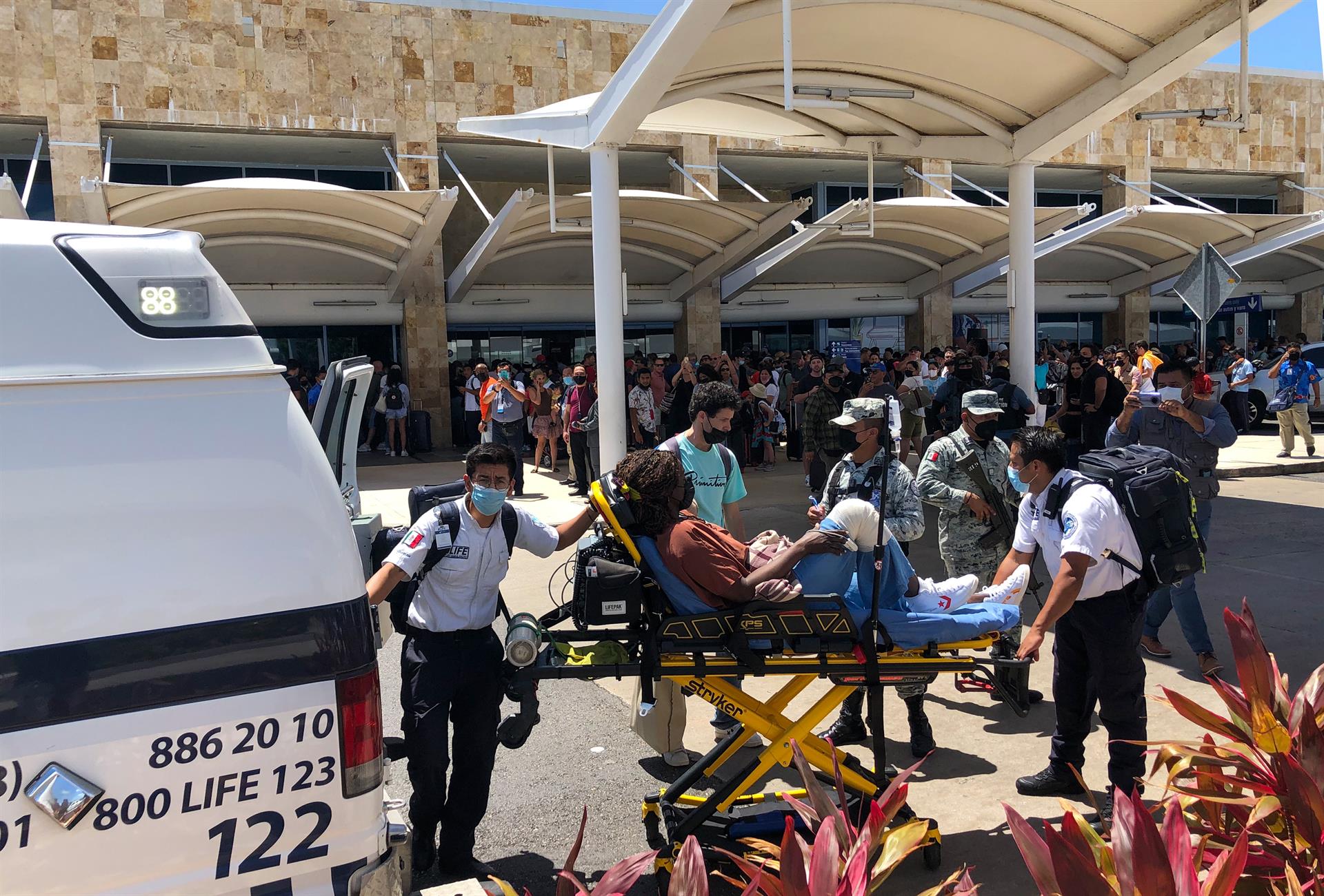 Caída de tres anuncios, derribados accidentalmente por turista, causa de alarma en aeropuerto de Cancún