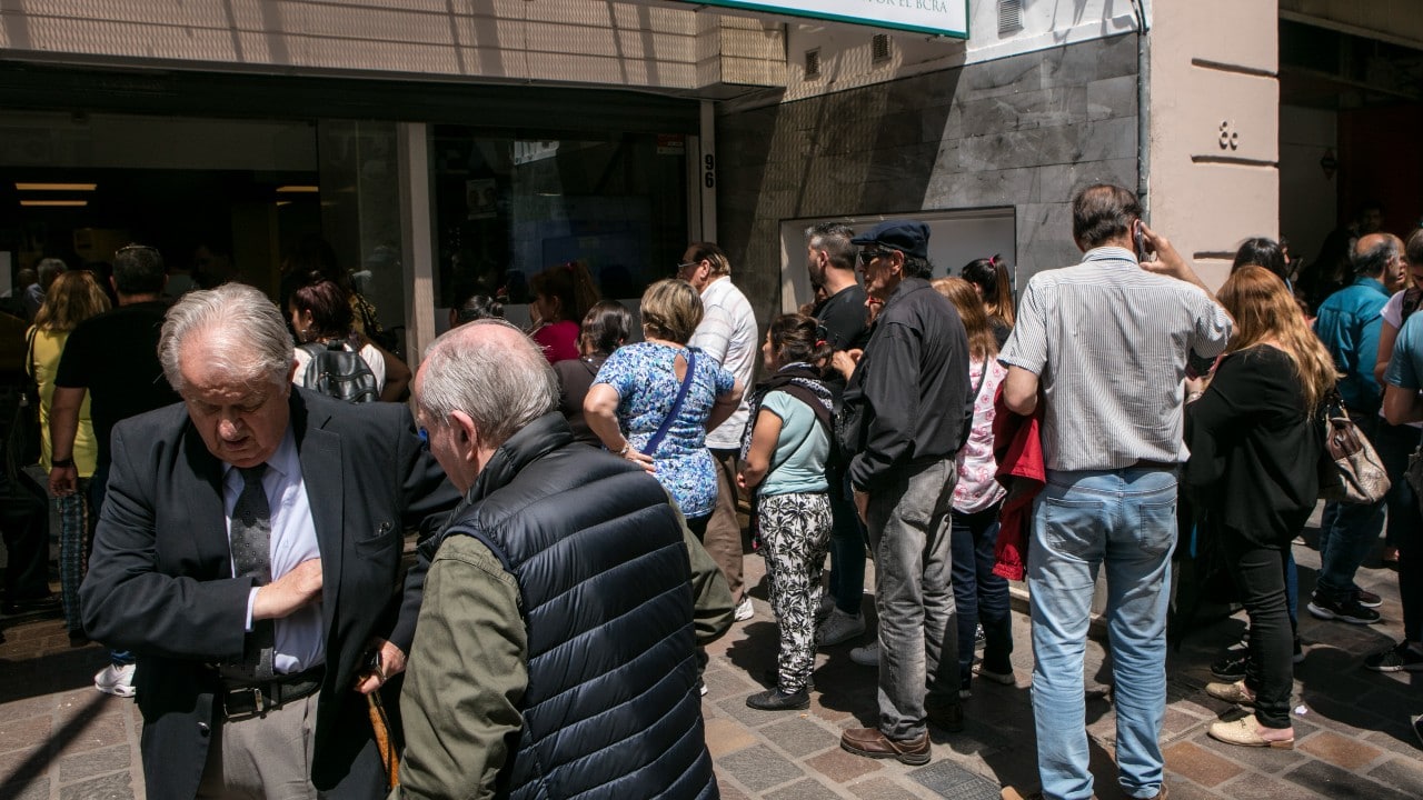 Una fila en calles de Argentina (Getty Images)