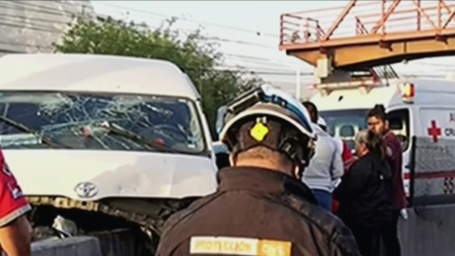 camioneta impacta automovil en nuevo leon hay 15 lesionados