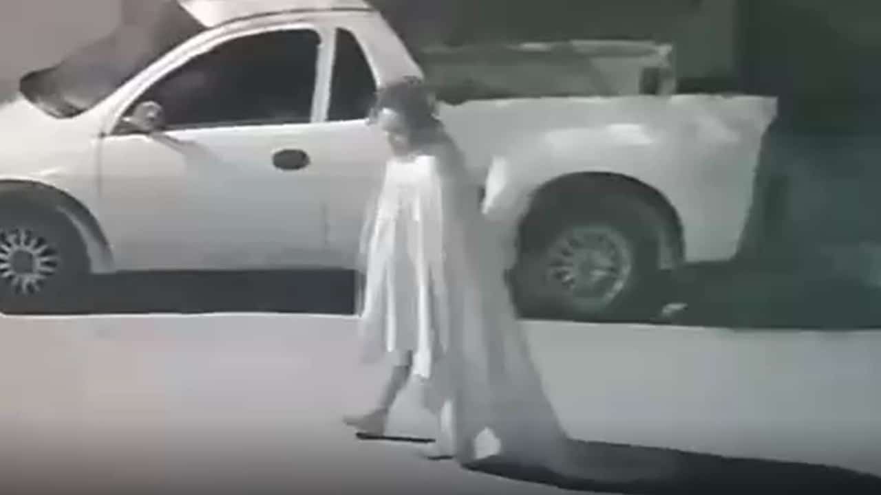 Captan a mujer vestida de blanco caminando por calles de Torreón