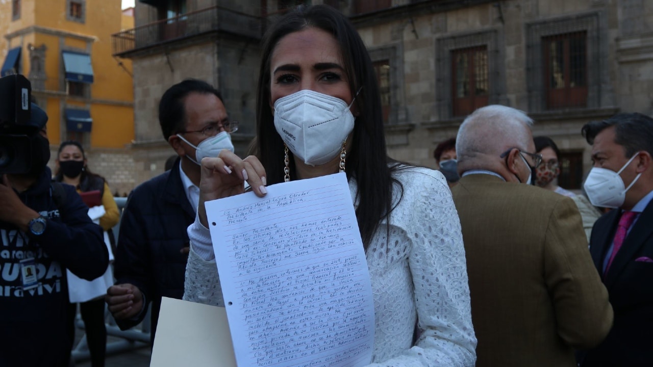 Mariana Moguel Robles, hija de Rosario Robles, muestra la carta que va a a entregar en Palacio Nacional