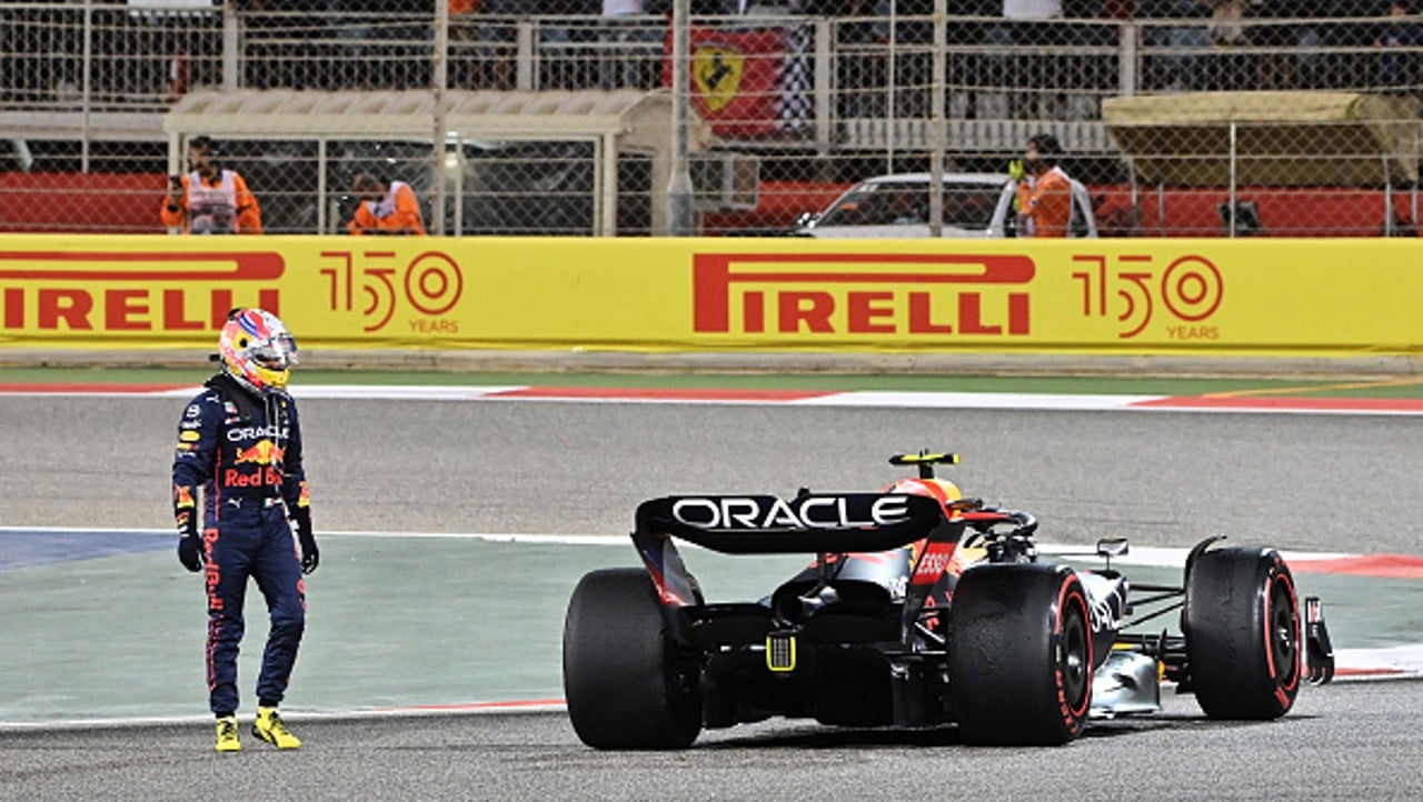 Checo Pérez abandona en el Gran Premio de Baréin tras una falla del motor en la última vuelta.