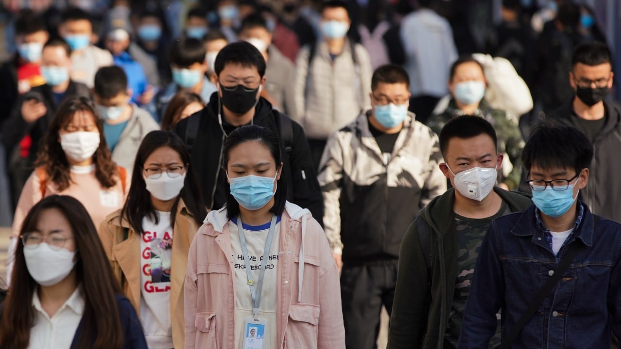 China vuelve a confinamiento por brote récord de contagios por COVID-19 en dos años