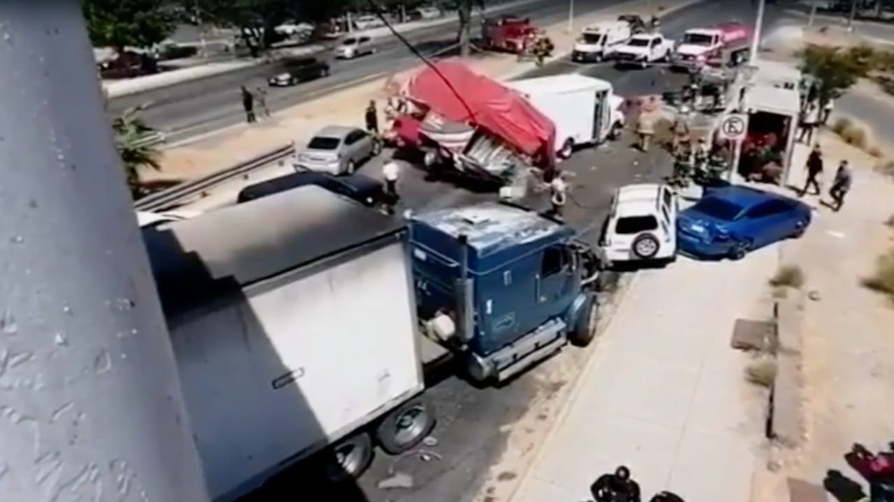 Tráiler se quedó sin frenos y chocó varios vehículos en Guadalajara, Jalisco (FOROtv)