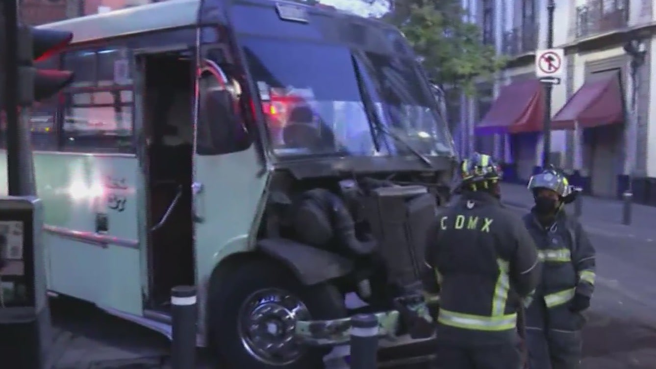 choque de camion de pasajeros deja un lesionado en centro historico de cdmx